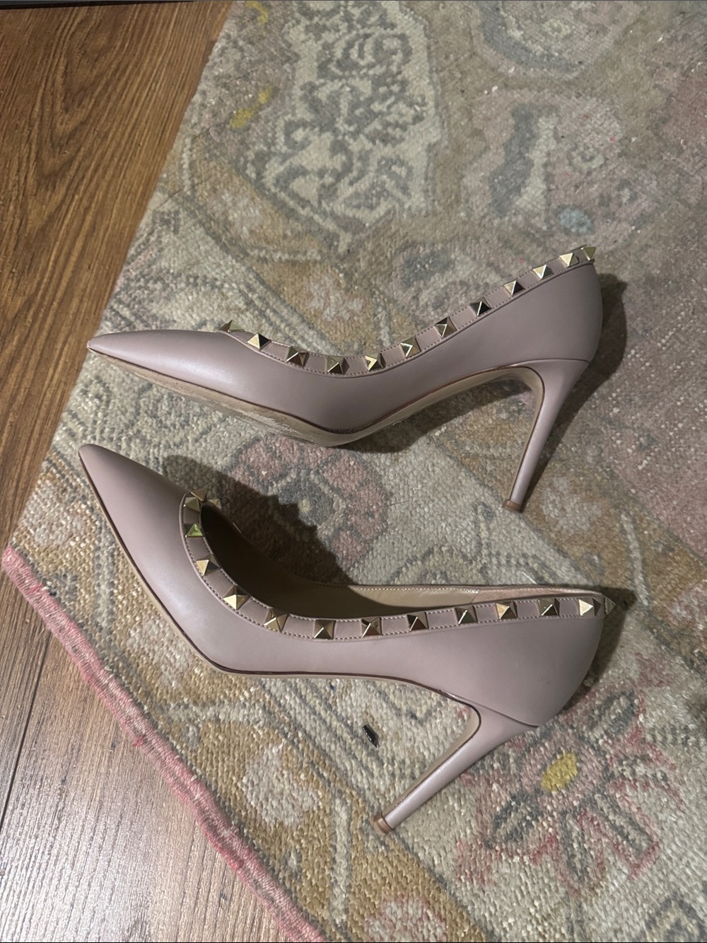 Valentino rock stud pumps worn 3 times in nude (poudre) color